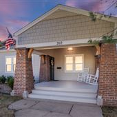 Maple Ridge- Bungalow charm/with carriage house