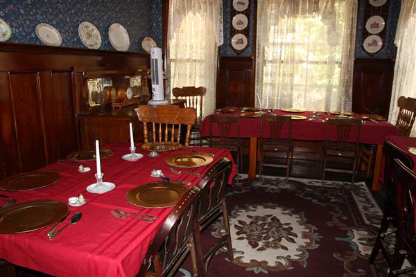 Stone Lion Inn Bed and Breakfast Guthrie (9/11/2014)