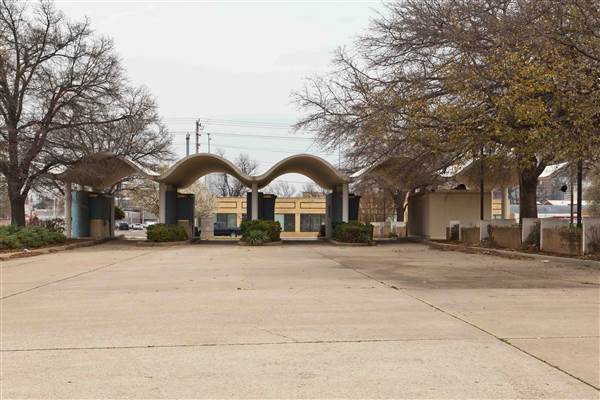 Abandoned Bank Drive-Thru (3/13/2015 - Credits: Layne Inselman)