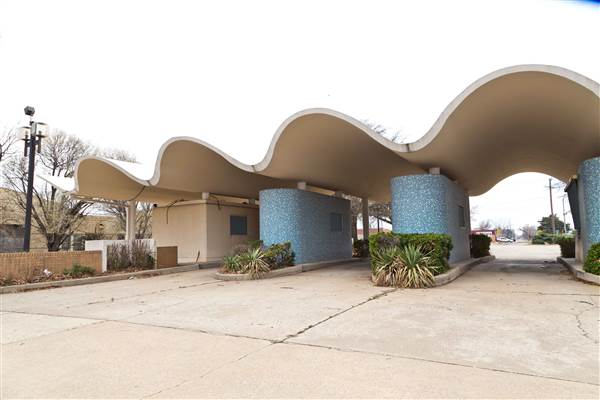 Abandoned Bank Drive-Thru (3/13/2015 - Credits: Layne Inselman)