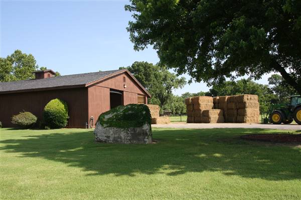 NFL Farms - Barn near circle drive (7/2/2015 - Credits: Yousef Kazemi)