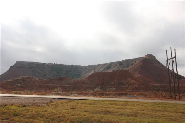Gloss Mountains (11/16/2015 - Credits: Tava Sofsky)