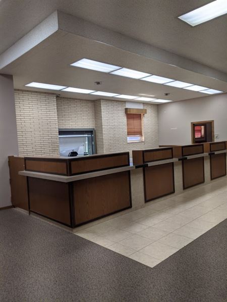 Vacant Bank (10/7/2020 - Credits: Stacy Cramer Moore / Shawnee Tourism)