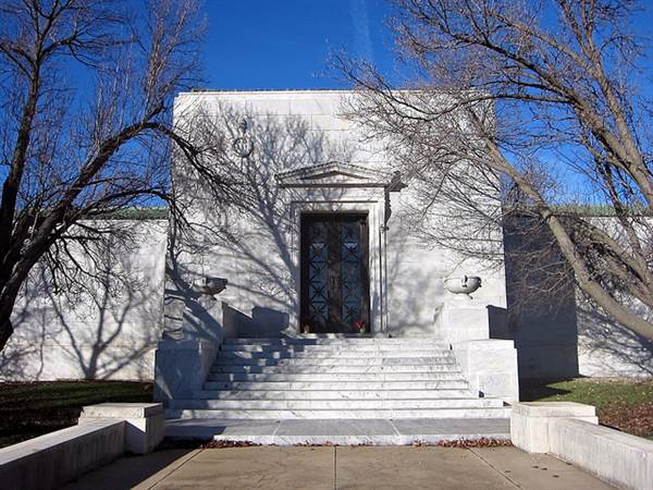 Fairlawn Cemetery - https://allezallie.wordpress.com/2012/02/27/oklahoma-citys-fairlawn-cemetery/ (3/11/2015)