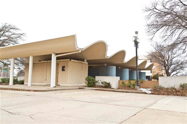 Abandoned Bank Drive-Thru (3/13/2015 - Credits: Layne Inselman)