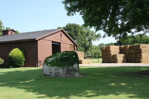 NFL Farms - Barn near circle drive (7/2/2015 - Credits: Yousef Kazemi)