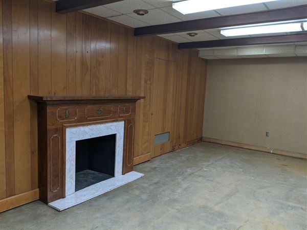 Vacant Bank (10/7/2020 - Credits: Stacy Cramer Moore / Shawnee Tourism)