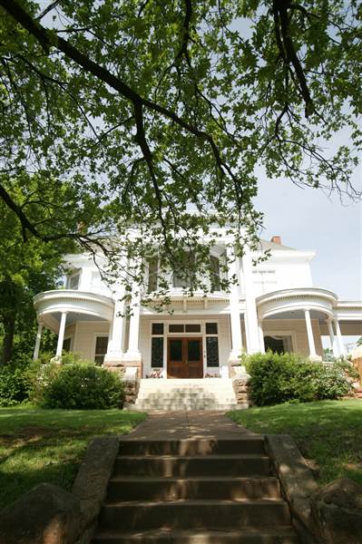 Stone Lion Inn Bed and Breakfast Guthrie (1/23/2015 - Credits: Ackerman McQueen - 2006)