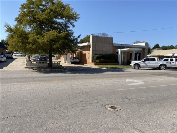 Vacant Bank (10/7/2020 - Credits: Stacy Cramer Moore / Shawnee Tourism)