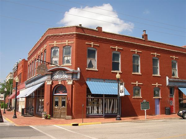 Blue Belle Saloon (8/11/2023 - Credits: https://commons.wikimedia.org/wiki/File:Guthrie,_OK_USA_-_Blue_Bell_Bar_-_panoramio.jpg)