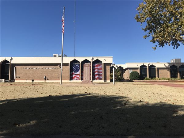 Lincoln County Courthouse (10/22/2024 - Credits: submitted by: Chassary Goodmon)