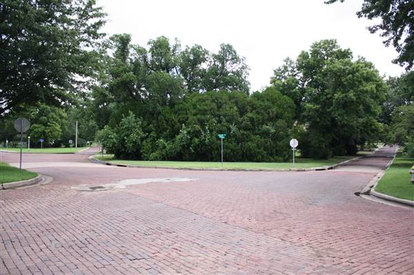 Downtown Ponca City - Intersection of Overbrook and Virginia (7/29/2013 - Credits: Lori Henderson)