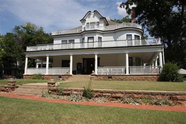 Stone Lion Inn Bed and Breakfast Guthrie (9/11/2014)