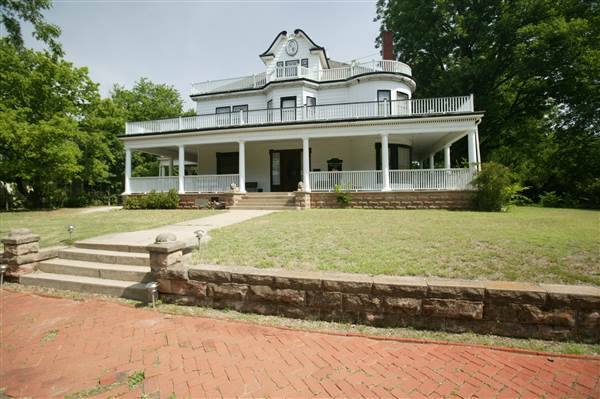 Stone Lion Inn Bed and Breakfast Guthrie (1/23/2015 - Credits: Ackerman McQueen - 2006)
