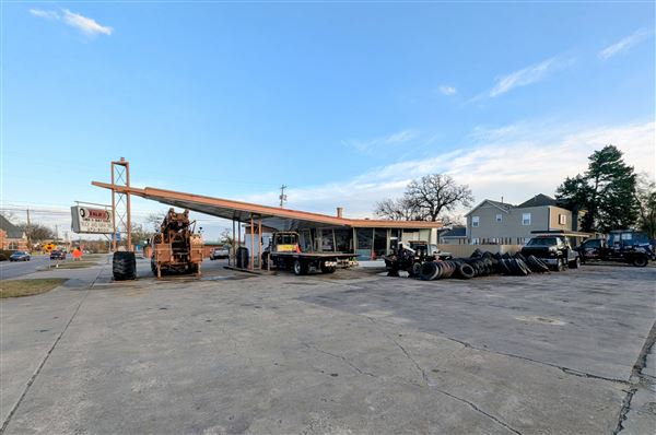 Triple R Wrecker Garage Auto - "Fred's Wrecker Service" (12/5/2025 - Credits: Stacy Cramer Moore, Shawnee Film & Music Office)