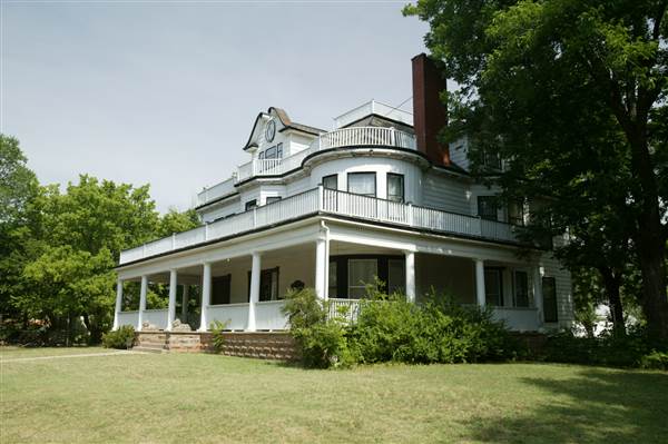 Stone Lion Inn Bed and Breakfast Guthrie (1/23/2015 - Credits: Ackerman McQueen - 2006)