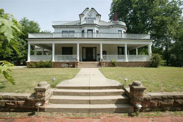 Stone Lion Inn Bed and Breakfast Guthrie (1/23/2015 - Credits: Ackerman McQueen - 2006)