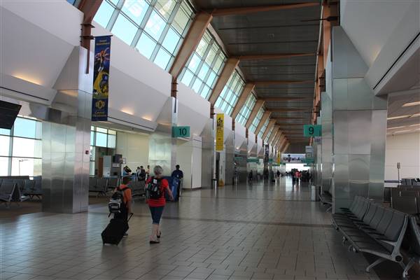 Will Rogers International Airport - Hallway concourse to gates/terminals (7/15/2015 - Credits: Yousef Kazemi)