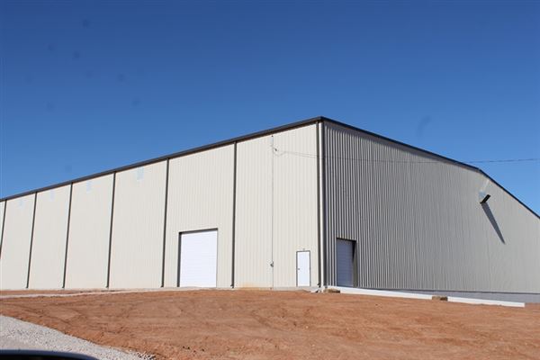Vacant Warehouse (9/4/2018 - Credits: Stacy Cramer Moore / Shawnee Tourism)