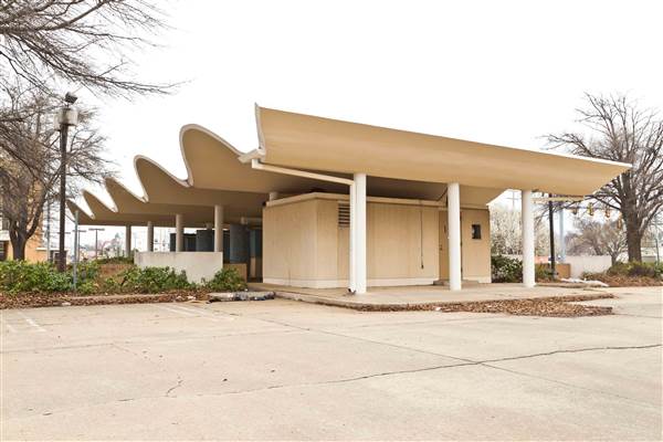 Abandoned Bank Drive-Thru (3/13/2015 - Credits: Layne Inselman)
