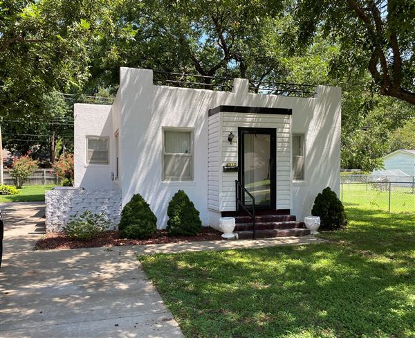 College Ave. Stucco (11/30/2021 - Credits: Cheryl Pratt)